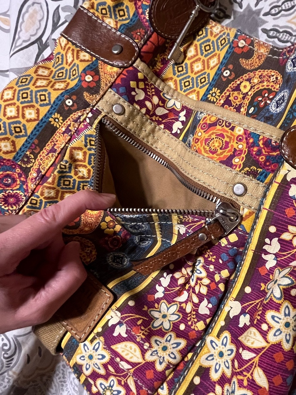 FOSSIL Long Live Vintage Paisley/Floral Canvas Shoulder Bag - Picture 4 of 16
